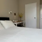 Private Double Room In Downtown Toronto, 15 Mins To Cn Tower, Steps To Subway