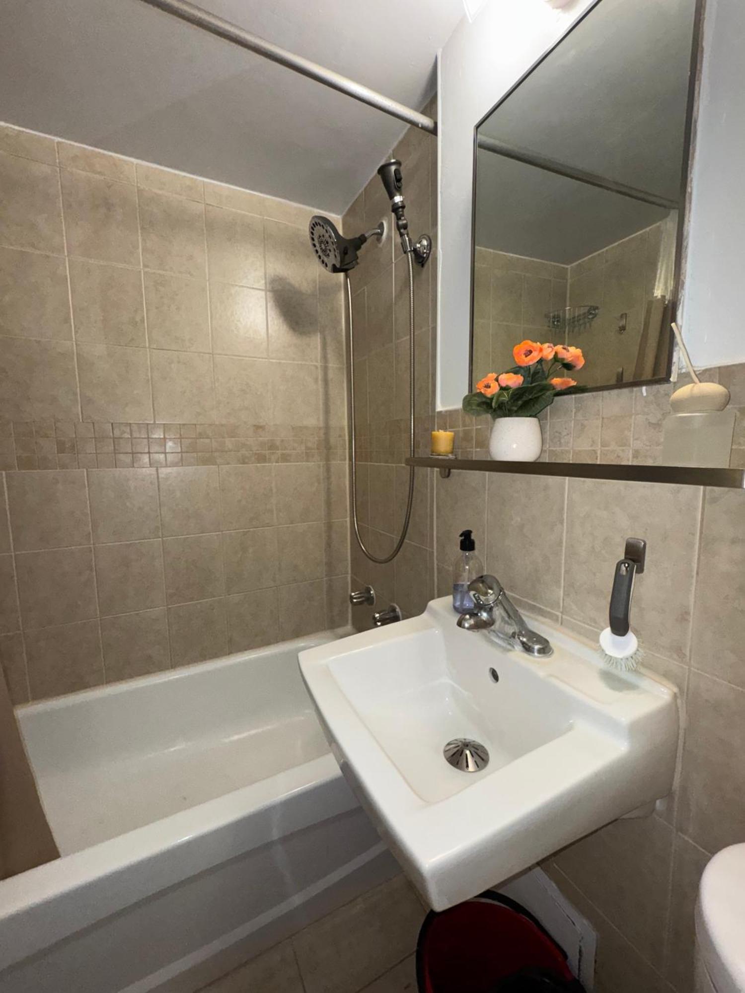 Private Double In Downtown Toronto, 15 Mins To Cn Tower, Steps To Subway Homestay *