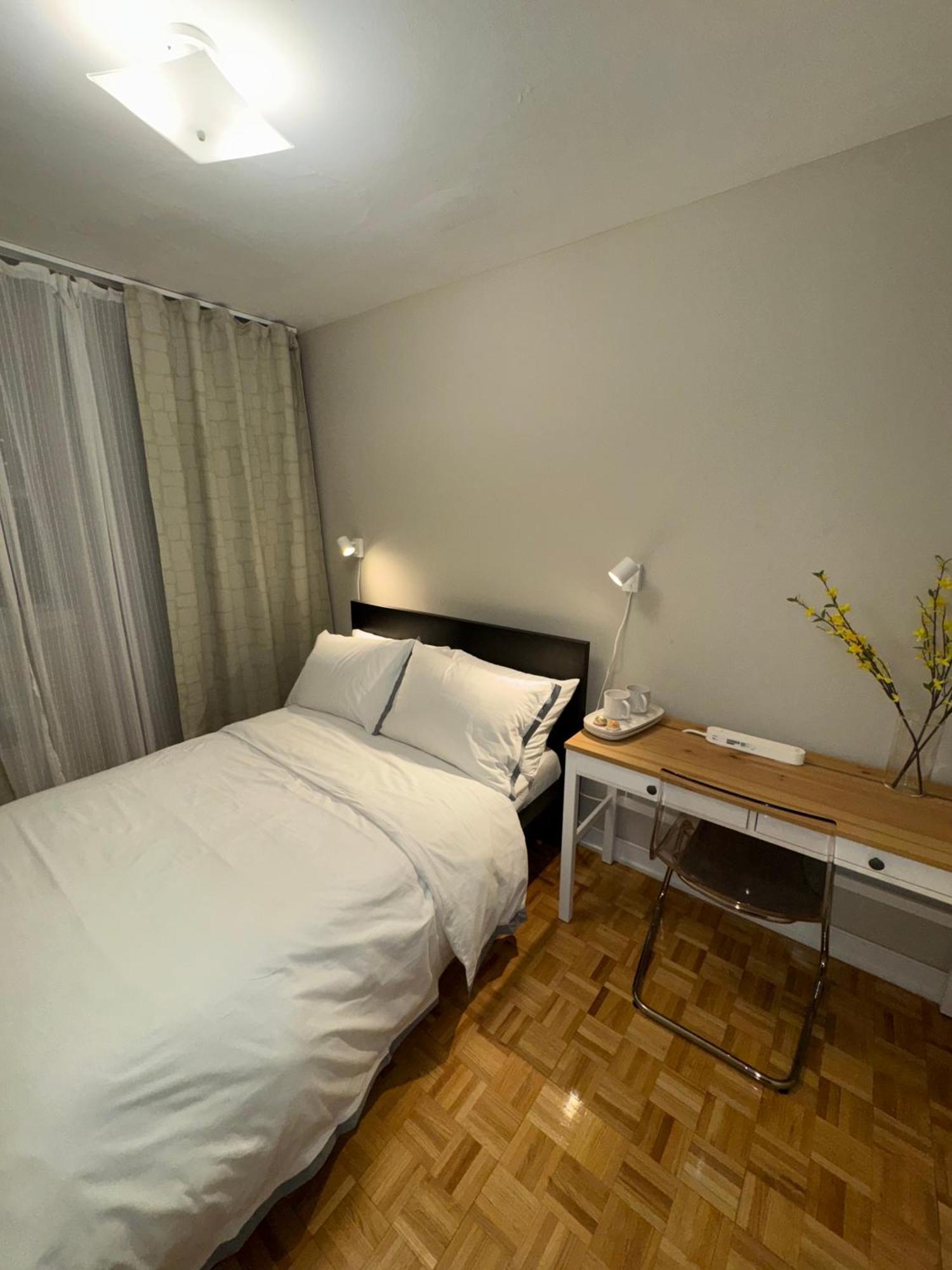 Private Double In Downtown Toronto, 15 Mins To Cn Tower, Steps To Subway Homestay