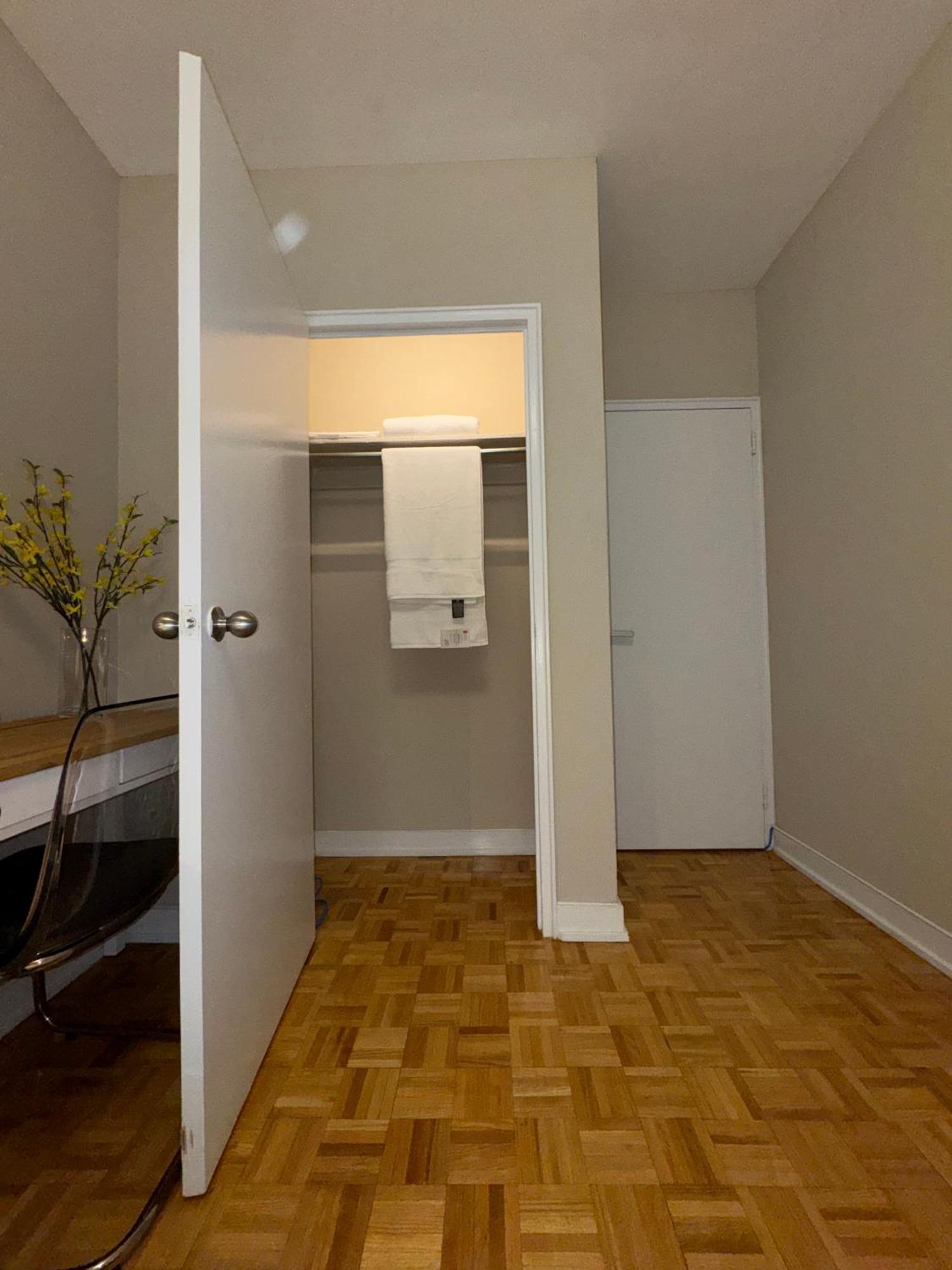 Homestay Private Double In Downtown Toronto, 15 Mins To Cn Tower, Steps To Subway