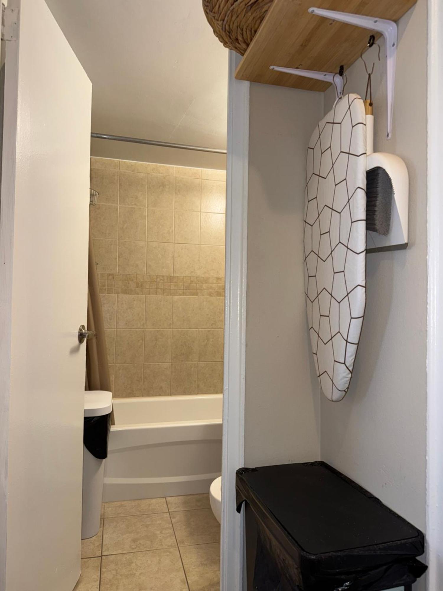 Private Double In Downtown Toronto, 15 Mins To Cn Tower, Steps To Subway