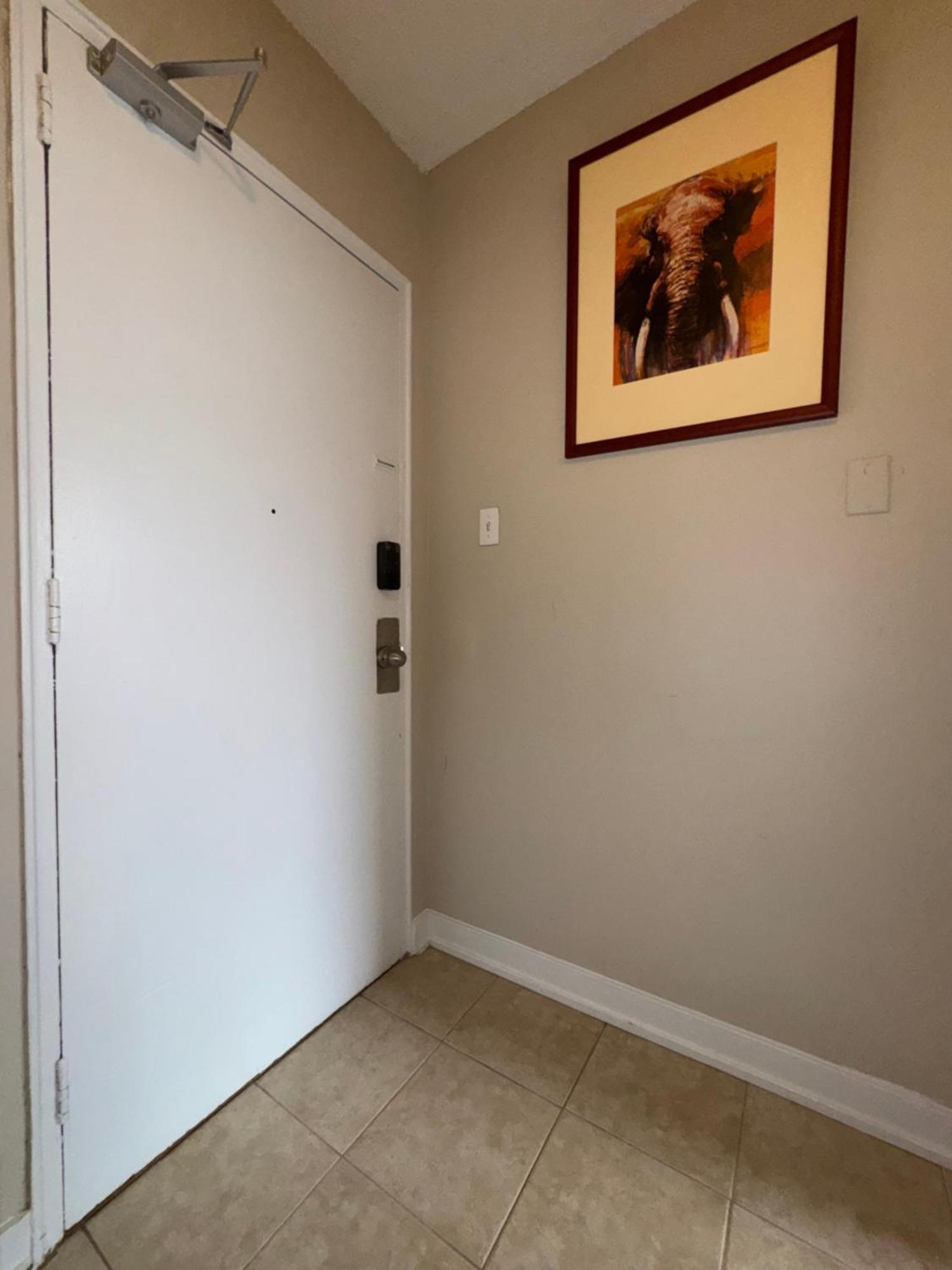 Private Double In Downtown Toronto, 15 Mins To Cn Tower, Steps To Subway Homestay *