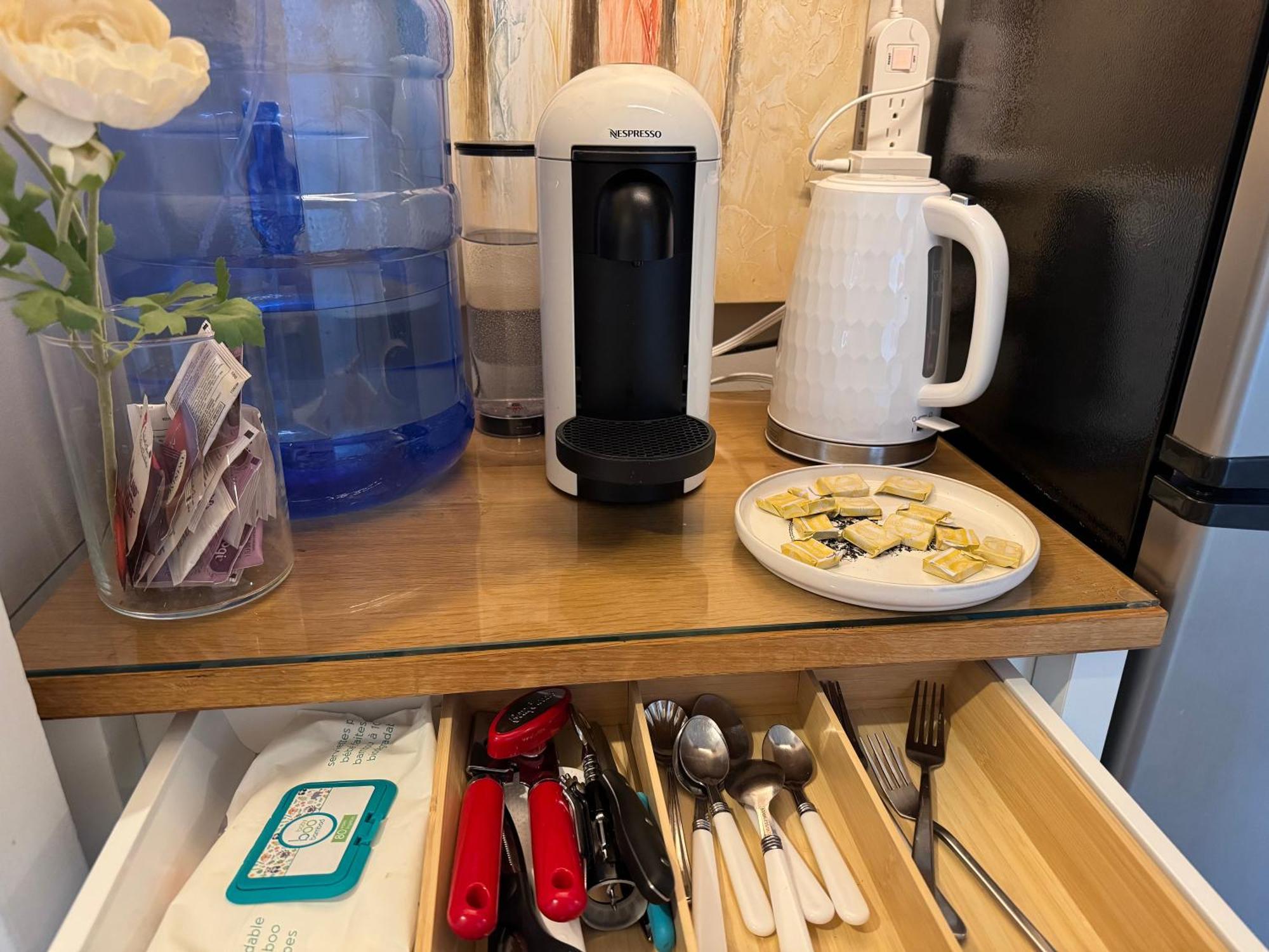 Homestay Private Double In Downtown Toronto, 15 Mins To Cn Tower, Steps To Subway *
