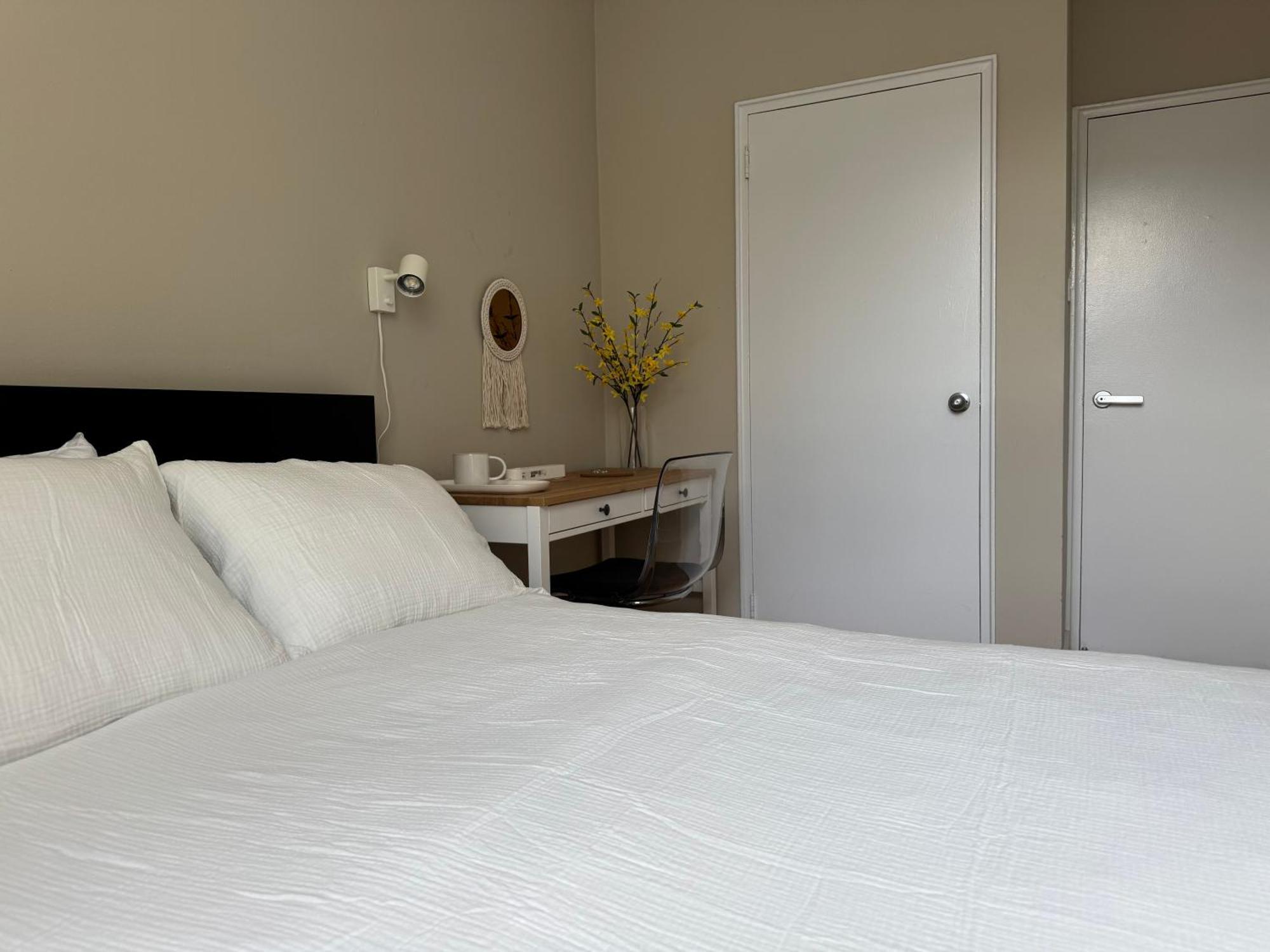 Private Double In Downtown Toronto, 15 Mins To Cn Tower, Steps To Subway