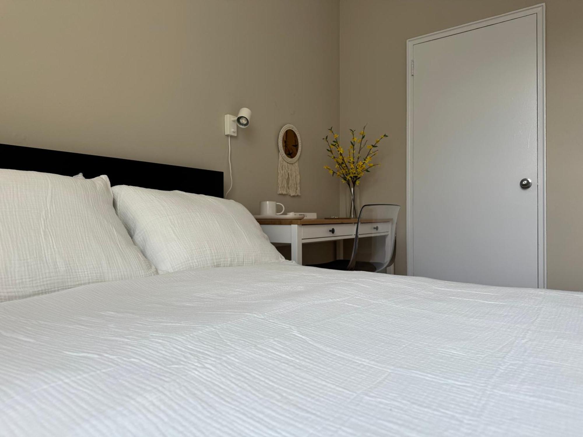 Private Double In Downtown Toronto, 15 Mins To Cn Tower, Steps To Subway *